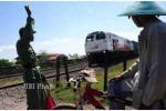 Perjalanan Sempat Tertunda, Kereta Api Banyubiru Solo-Semarang Tertabrak Mobil